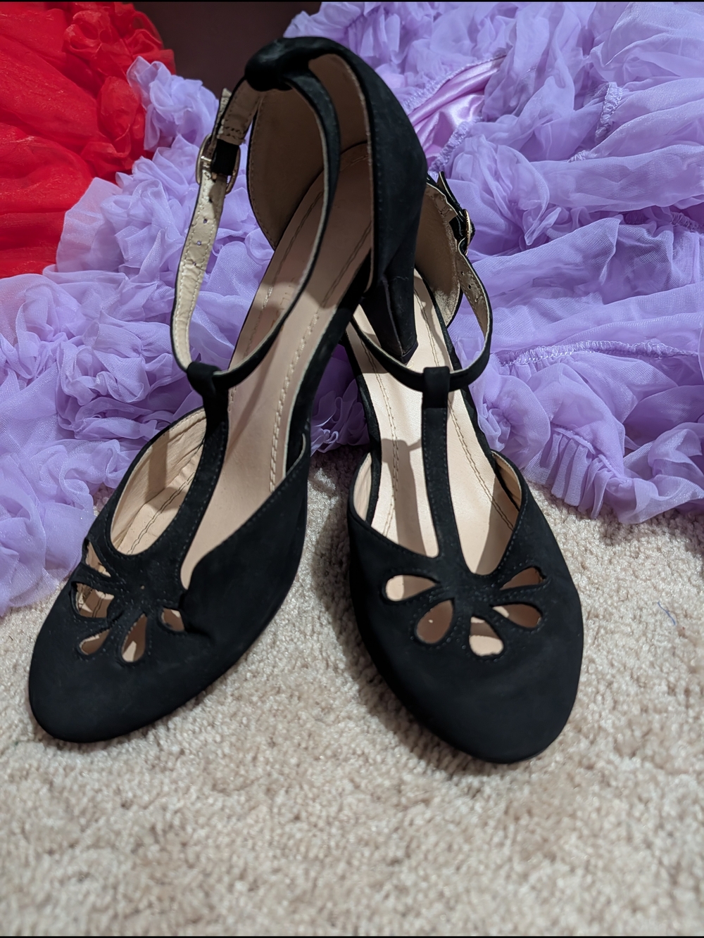 Chase And Chloe Classic Black T-Strap Women's Heels